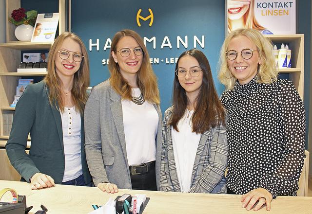 Bei der Brillenauswahl stehen Valerie Mehrkens (v.li.), Filialleiterin Wiebke Wilhelmi, Ailyn Frank und Nicole von Bargen dem Kunden mit einer professionellen Beratung zur Seite.  | Foto: jab