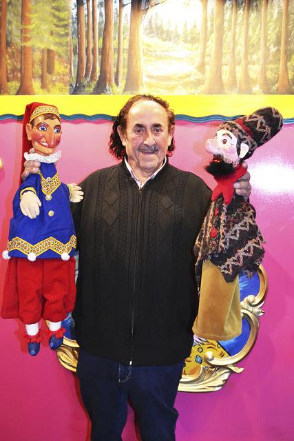 Hubertus Lauenburger und sein Sohn begeistern die jungen Besucher des Christkindlmarktes wieder mit ihrem Puppentheater