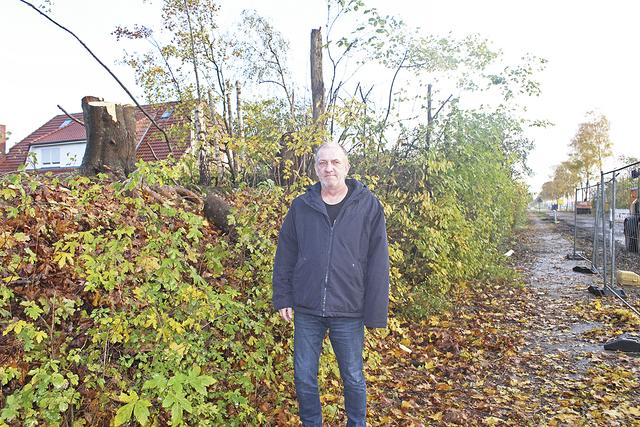 Dirk Hißenkemper kritisiert den radikalen Rückschnitt auf dem Wall an der L 114 | Foto: lt