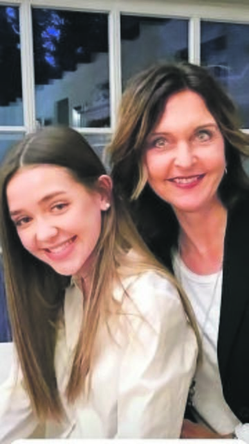 10. Dezember: Die junge Sängerin Lou Hinrichs (li.) sorgt  am Dienstag, 10. Dezember, für weihnachtliche Stimmung bei Christina Bosse (Sandbarg 9) | Foto: Bosse