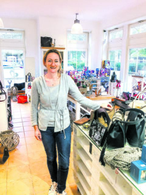 14. Dezember: Inhaberin Gerlinde Morche freut sich auf viele Besucher. Das Geschäft "Herzstückchen" ist bis 20 Uhr geöffnet | Foto: Busch
