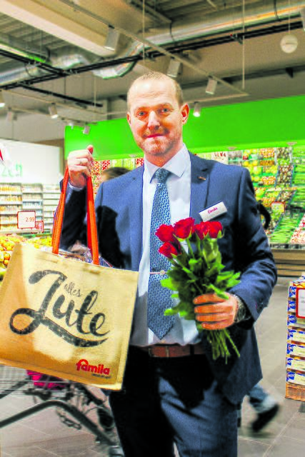 Zur Eröffnung gab es 2.000 Rosen für die Kunden