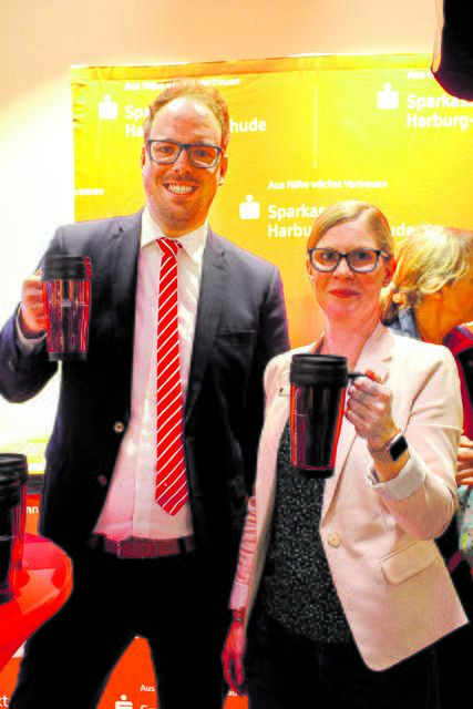 Anja Brüning und Julian Lindloff  vom Jesteburger Beratungscenter der Sparkasse Harburg-Buxtehude spendierten Butterkuchen und Kaffeespezialitäten