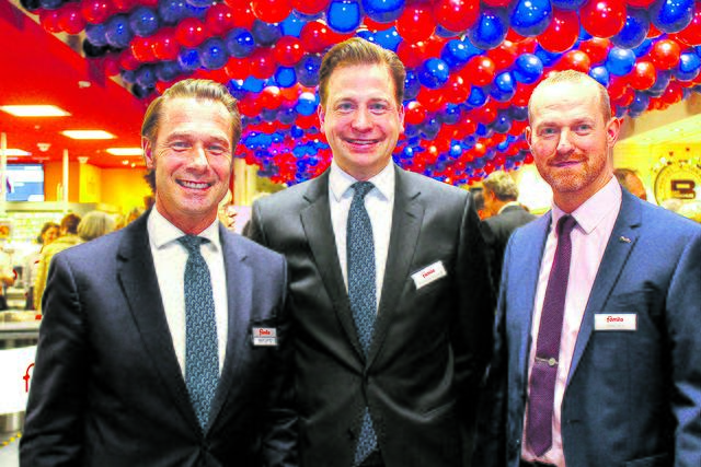 Die "famila"-Geschäftsführer Christian Lahrtz (v. li.) und Fritz Philip Langness begrüßten mit Marktleiter Heiko Tank geladene Gäste im Zuge eines Empfangs am Mittwochabend