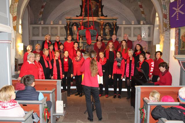 Begeisterte die Zuhörer in der Kirche: der Gospelchor "Spirit of St. John" unter der Leitung von Andrea Koert | Foto: ce
