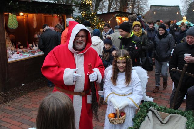 Durfte nicht fehlen: der Besuch des Weihnachtsmannes mit Engels-Begleitung | Foto: ce