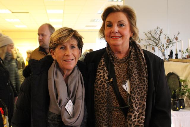 Anette Kosakowski, Vorsitzende des Vereins "Hilfe für krebskranke Kinder Seevetal" (re.) freut sich gemeinsam mit der Vize-Vorsitzenden Birgit Medenwold-Ruh über den großen Zuspruch