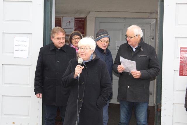 Bei der Markteröffnung (v. li.): Samtgemeinde-Bürgermeister und Gemeindedirektor Wolfgang Krause, Bürgermeisterin Elisabeth Mestmacher und Hans-Uwe Weyer, Vorsitzender des Vereins "Salzhausen e.V. - Kultur - Heimat - Leben" | Foto: ce