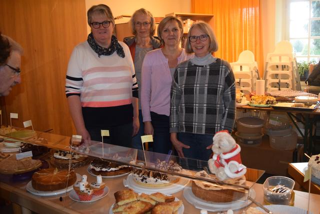 "Über 60 Torten und Kuchen": Wieviel Arbeit hinter einem Weihnachtsmarkt wie der in Marschacht stecke, erzählte Erika Fietze (re.) vom MTV Marschacht 