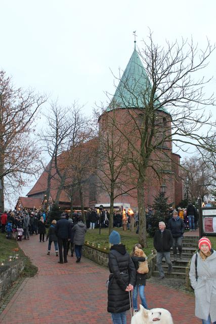 Beliebter Treffpunkt: der Weihnachtsmarkt rund um St. Johannis | Foto: ce