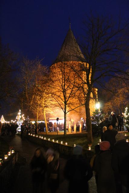 Festliches Szenario: die von Buden, Lampen und Fackeln beleuchtete Kirche | Foto: ce