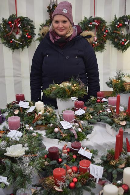 Tolle Hingucker: Sabine Koch aus Wittorf verkaufte ihren selbstgestalteten Kränze in Marschacht 