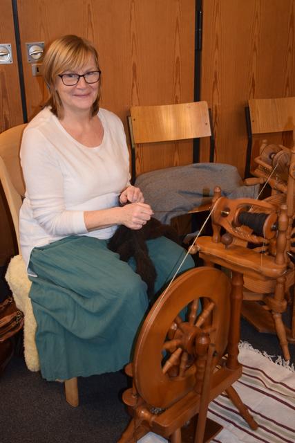 Präsentierte ihre ganz besondere Handwerkskunst beim Weihnachtsmarkt in Marschacht: Andrea Leichsenring stellt am Spinnrad in alter Tradition Garn her