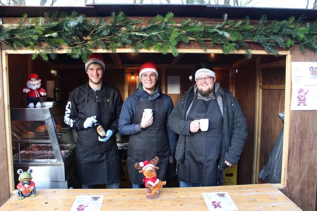 Schenkten Glühwein aus, um mit dem Erlös die Abteilungskasse aufzubessern (v. li.): Tom Lennart Niemeyer, Jacob Schulenburg und Lukas Ben Kabbe von der Schützenjugend | Foto: ce