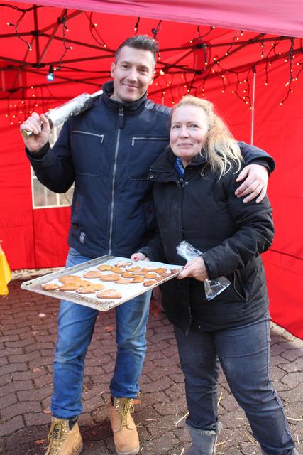 Michael Schröder und Nicole Berndt vom Café Alte Sägerei backten gemeinsam mit vielen Kindern Kekse