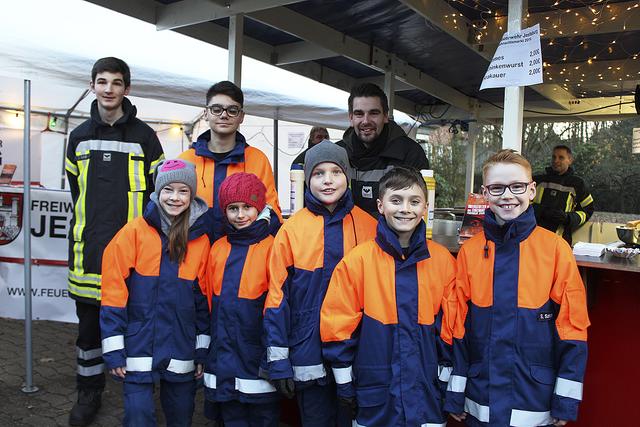 Unterstützt von einigen Erwachsenen waren auch die Mitglieder der Jesteburger Jugendfeuerwehr im Einsatz und bereiteten unter anderem Pommes zu