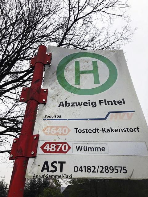 Auf dem Haltestellenschild sind noch
Reifenspuren zu erkennen