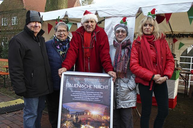 Bernd Jost (Mitte) und seine Mitstreiter warben für die 
"Italienische Nacht" auf der Naturbühne