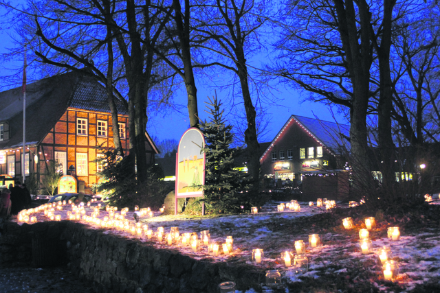 Das ist echte Weihnachtsatmosphäre! Zur Eröffnung erstrahlt Hanstedts Dorfmitte im Schein hunderter Kerzen Fotos: Bürgerstiftung