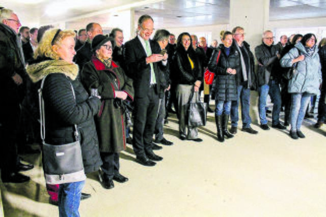 Klinikchef Hans Heinrich Aldag (3. v. li.) war sichtlich gut gelaunt im Kreise der Richtfest-Gäste