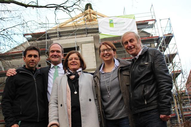 Freuen sich über das Richtfest (v. li.): Lars Heise (technischer Leiter), Geschäftsführer Dr. Hans-Heinrich Aldag, Petra Böger, Juliane Boyke-Glock und der Ärztliche Direktor Dr. Hans-Peter Neunzig