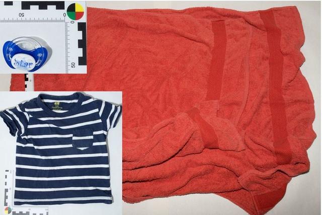 In das Handtuch war das Baby eingewickelt und trug das Hemdchen Foto: Polizei