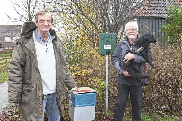 "Fuzzi" (li.) und Gunter Schulze kümmern sich ehrenamtlich um insgesamt elf Hundestationen in Wiepenkathen  | Foto: lt
