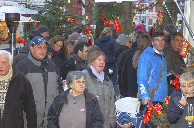 Zahlreiche Besucher genießen den Weihnachtsmarkt | Foto: ig