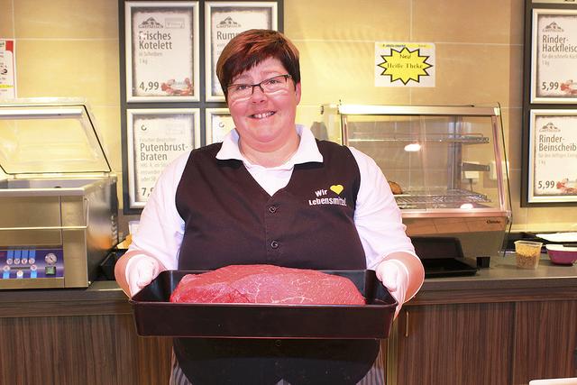 Fachverkäuferin Jessika Bösch empfiehlt, Fleisch für die Festtage rechtzeitig zu bestellen