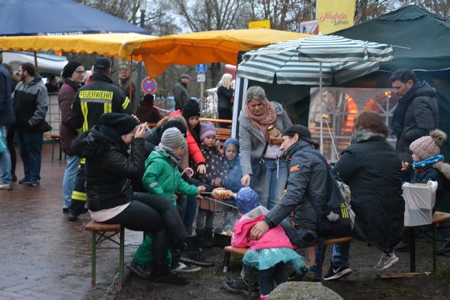 Stockbrot backen bei der Jugendfeuerwehr