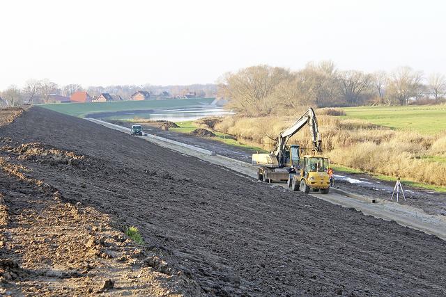 An der Baustelle: Auf einer Länge von 400 Metern zwischen Rönne und Schwinde wird der Deich im Tidebereich der Elbe erhöht