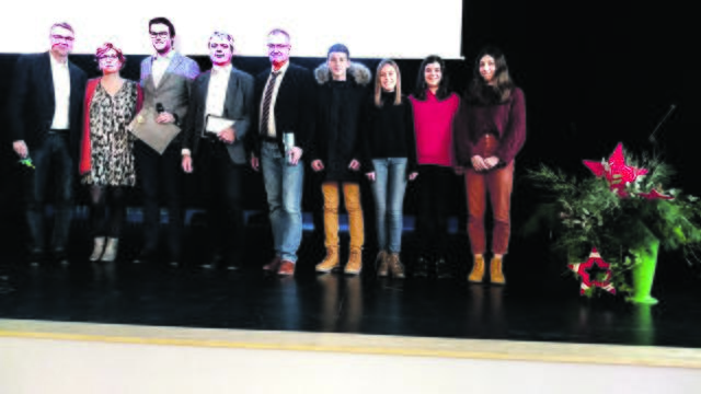 Einige der Mitfeiernden (v. li.): Mit-Initiator Eberhard Schmeling, Anne Cezac, Frédéric Aumaître, Samtgemeinde-Bürgermeister Dr. Peter Dörsam, Schulleiter Stefan Birkner sowie Baptiste, Manon, Laura und Zoé, vier Schüler des Collège de Morlaàs