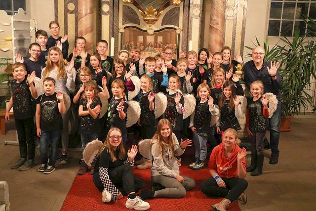 Die Rainbow-Kids führen in der Kirche ein Musical auf | Foto: ig