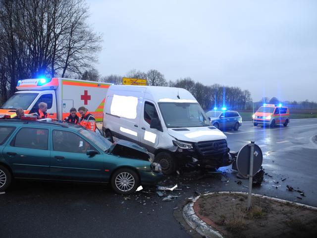 Der Fahrer in dem Ford erlitt schwere Verletzungen | Foto: Polizei