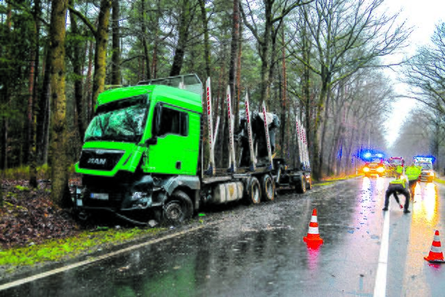 Der Lkw kam nach rechts von der Fahrbahn ab