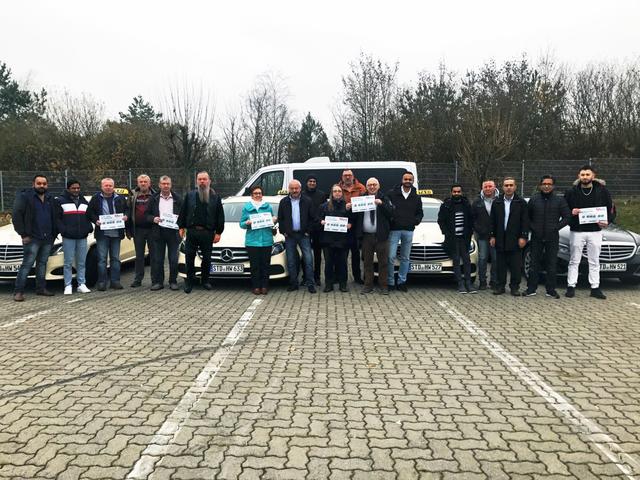 Freuen sich, bei Ossi Taxi weiterhin für ihre Kunden im Einsatz zu sein: die ehemaligen Fahrer von City-Taxi Foto: Ossi Taxi