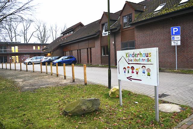 Beim Kinderhaus in der Dieckhofstraße (hinten) und dem Jugendzentrum (re.) wurde die Fläche zur Töste (links) mit Holzpfählen abgesteckt, da der Uferstreifen frei bleiben muss. Dadurch kommt es an manchem Morgen zu engen Situationen