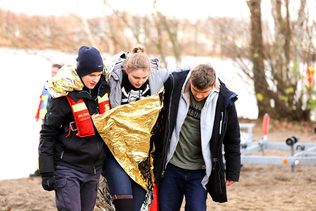 Eine der "vermissten" Personen wurde
ans rettende Ufer gebracht