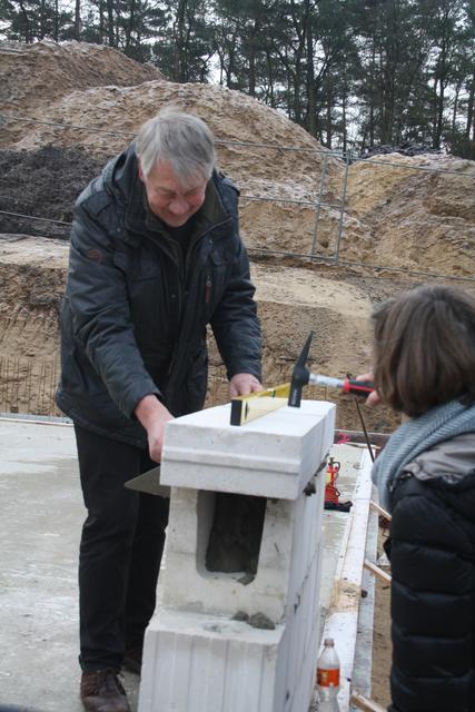 Alles ist gerade: Peter Johannsen hielt die Wasserwaage, Sieglinde Winterstein vollführte symbolisch die letzten Hammerschläge