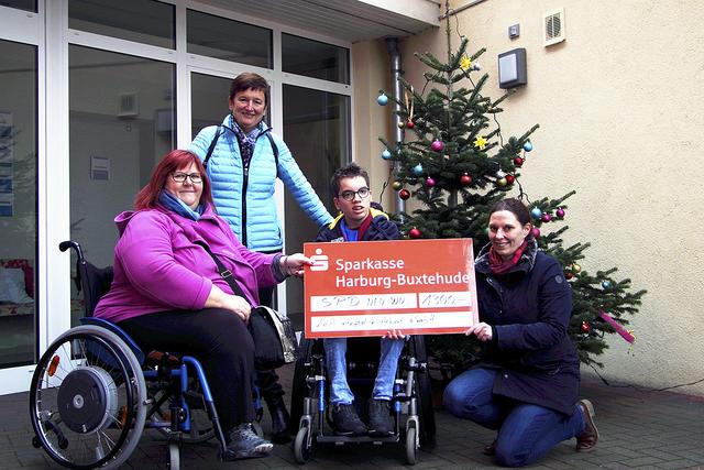 Regina Buyny (li.) und Imke Kunath (re.) vom SPD-Ortsverein Neu Wulmstorf überreichten den symbolischen Scheck an Anette Dörner und Robert Köhne von LeA