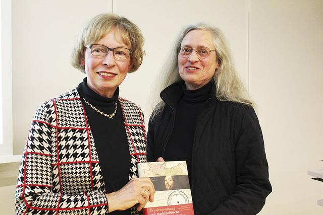 Die Herausgeberinnen des Buches: Dr. Christine van den Heuvel (li.) und Dr. Beate-Christine Fiedler