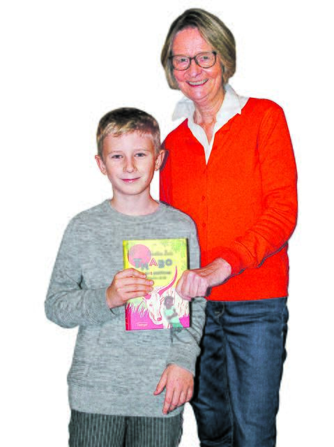 "Ihre Bücher sind spannend und sehr gut geschrieben": Bücherfreund David Stech (9) und Bestsellerautorin Kirsten Boie
