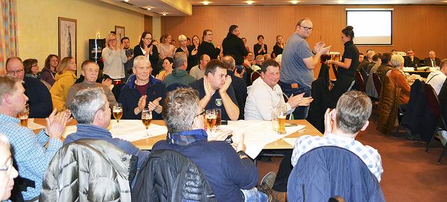 Die Zuschauer im Gasthaus Heins applaudierten
nach den Ausführungen der Dorfjugend