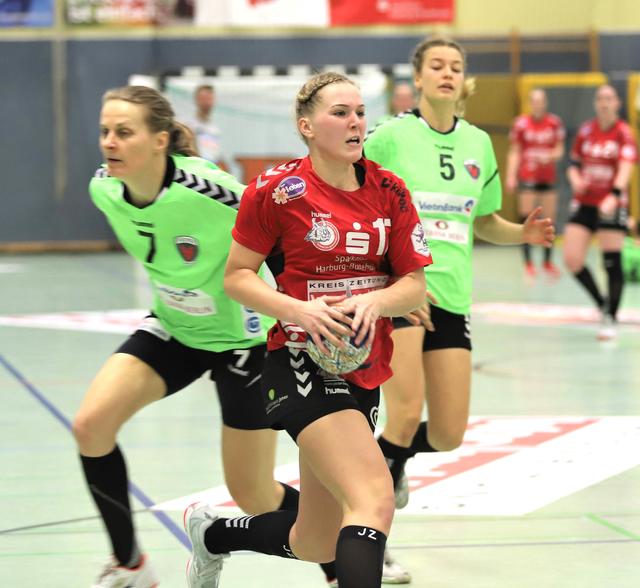 Julia Herbst (mit Ball) ist durch... | Foto: cc
