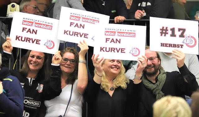 Die Mitarbeiter der Kreiszeitung WOCHENBLATT jubelten vor allem für ihren Azubi Julia Herbst | Foto: cc