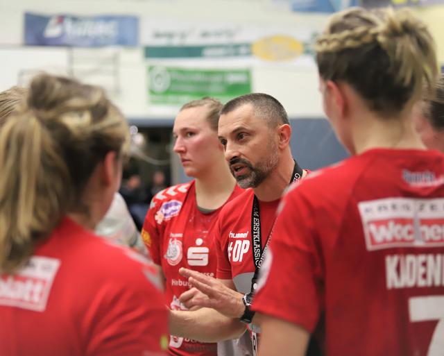 In der Auszeit gab es Tipps vom Luchse-Trainer Dubravko Prelcec | Foto: cc