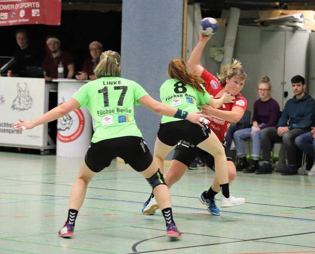 Sarah Lamp (am Ball) von den Luchsen setzt sich durch | Foto: cc