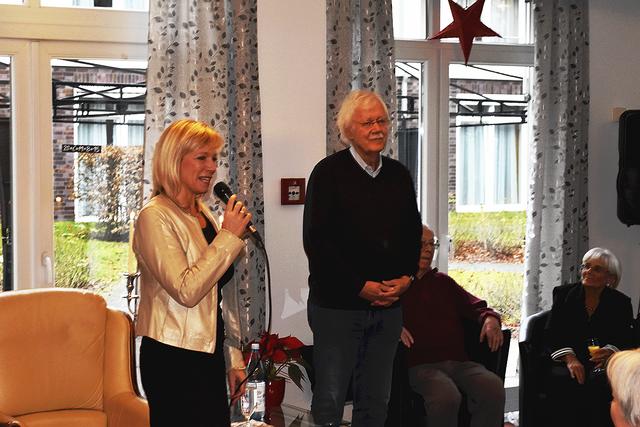 Andrea Buro, Direktorin des Kursana Domizil Buchholz, begrüßte den Radiomoderator Carlo von Tiedemann