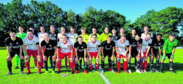 Gänsehaut-Moment: Fast 500 Zuschauer kommen zu einem Benefizspiel zwischen dem MTV Hanstedt und Buchholz 08, um von  Harissi "Hartmut" Mavuidi Abschied zu nehmen. Der Hanstedter wurde nur 22 Jahre alt | Foto: cc