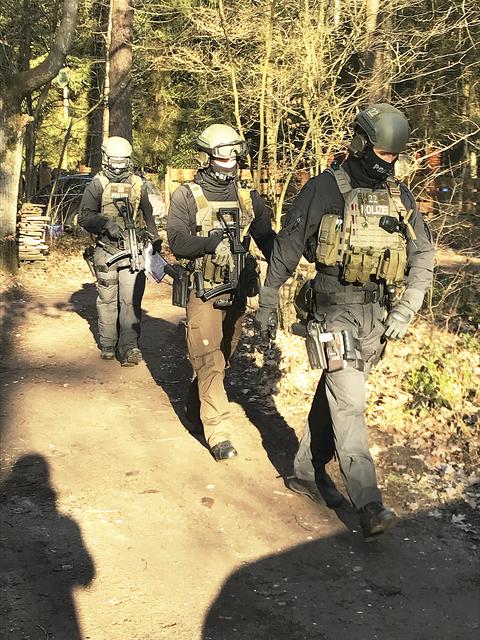 Polizisten mit Spezialausrüstung durchsuchten ein Grundstück am Ortsrand von Holm-Seppensen